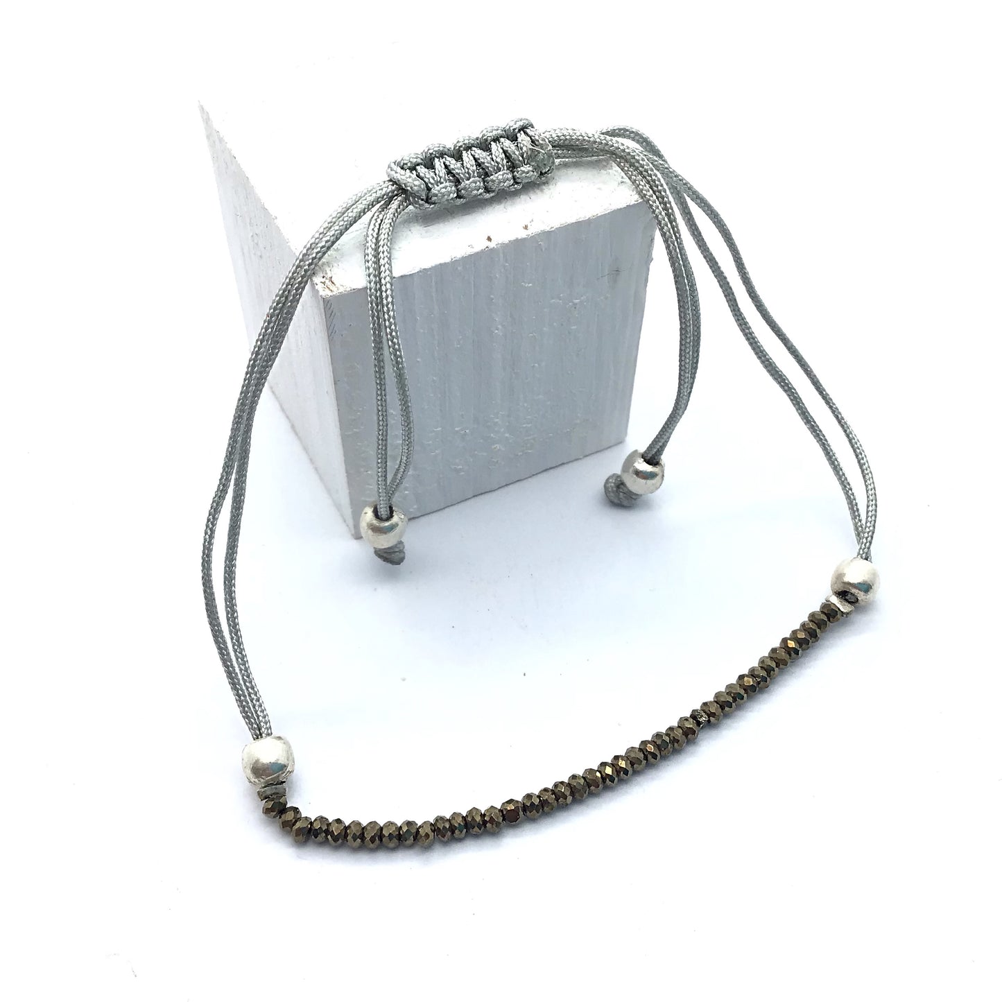 Pulsera Pirita macrame bolas 2mm facetada ajustable