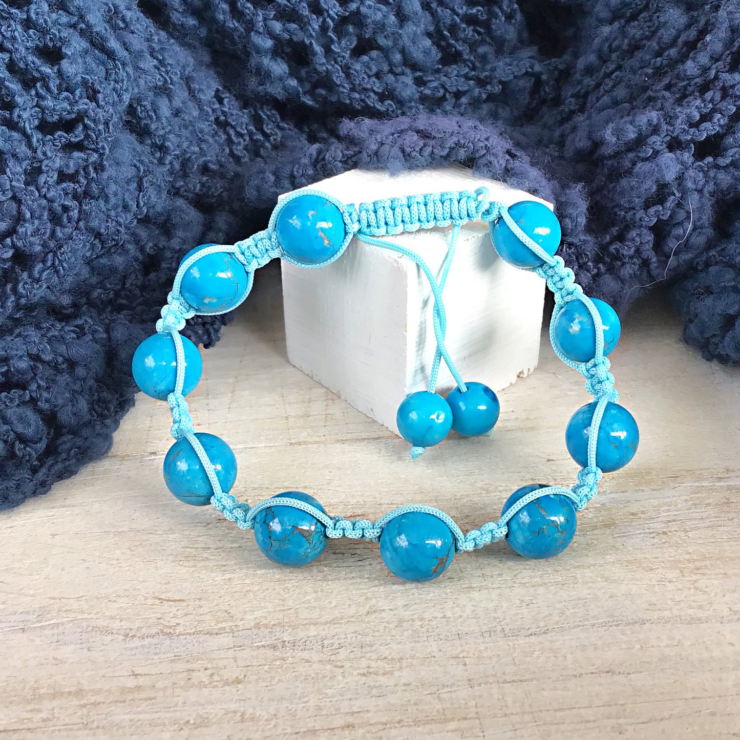 Pulsera turquesa bolas 8mm con macrame