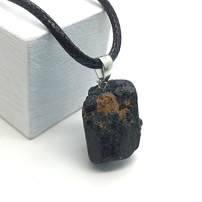 Collar turmalina negra en bruto 1,5 - 2 cm