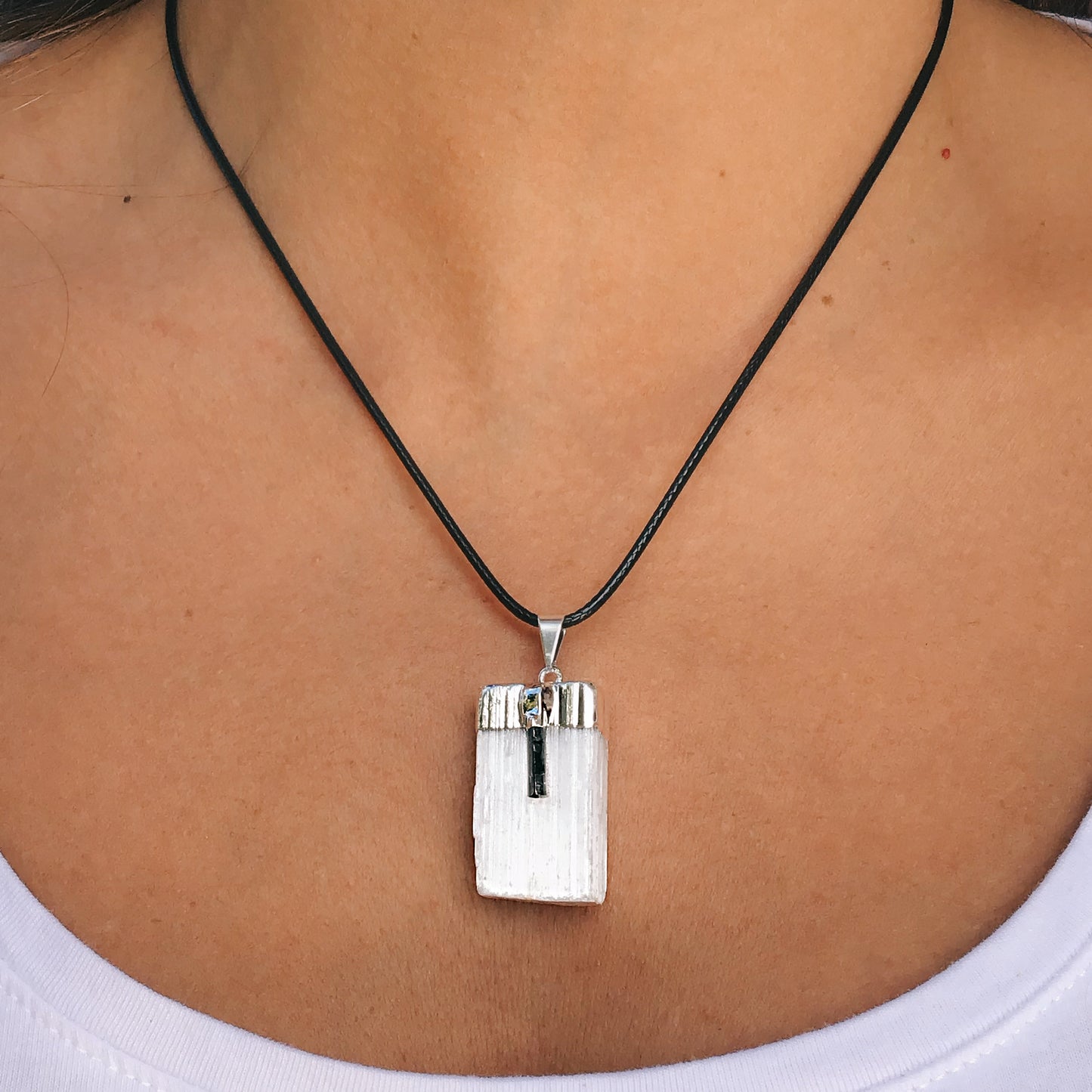 Collar selenita con turmalina negra 3-4 cm