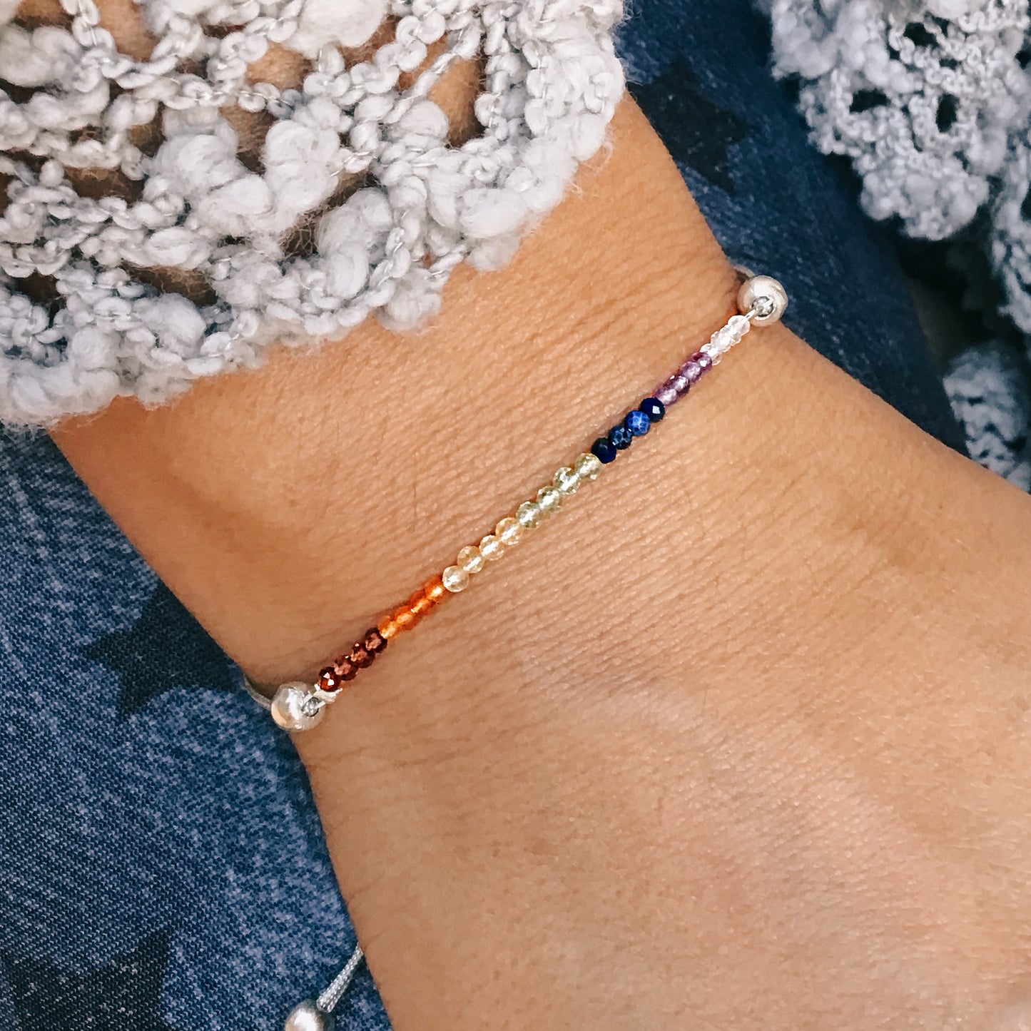 Pulsera 7 chakras bolas facetadas 2mm con macrame