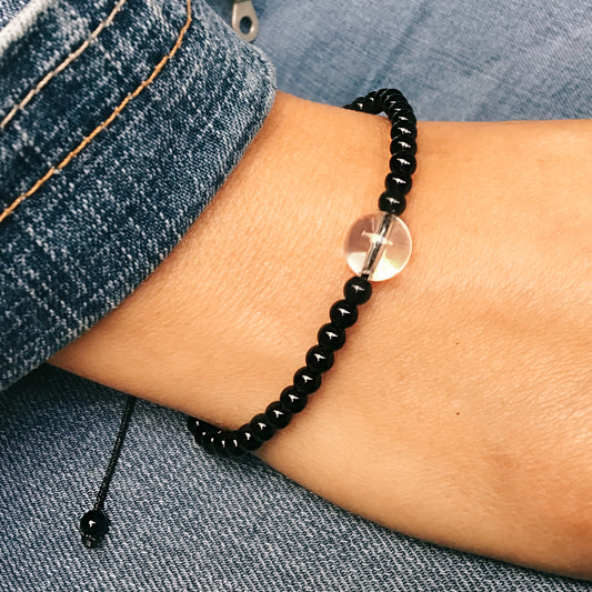 Pulsera cuarzo blanco con obsidiana negra bolas 4mm y macrame