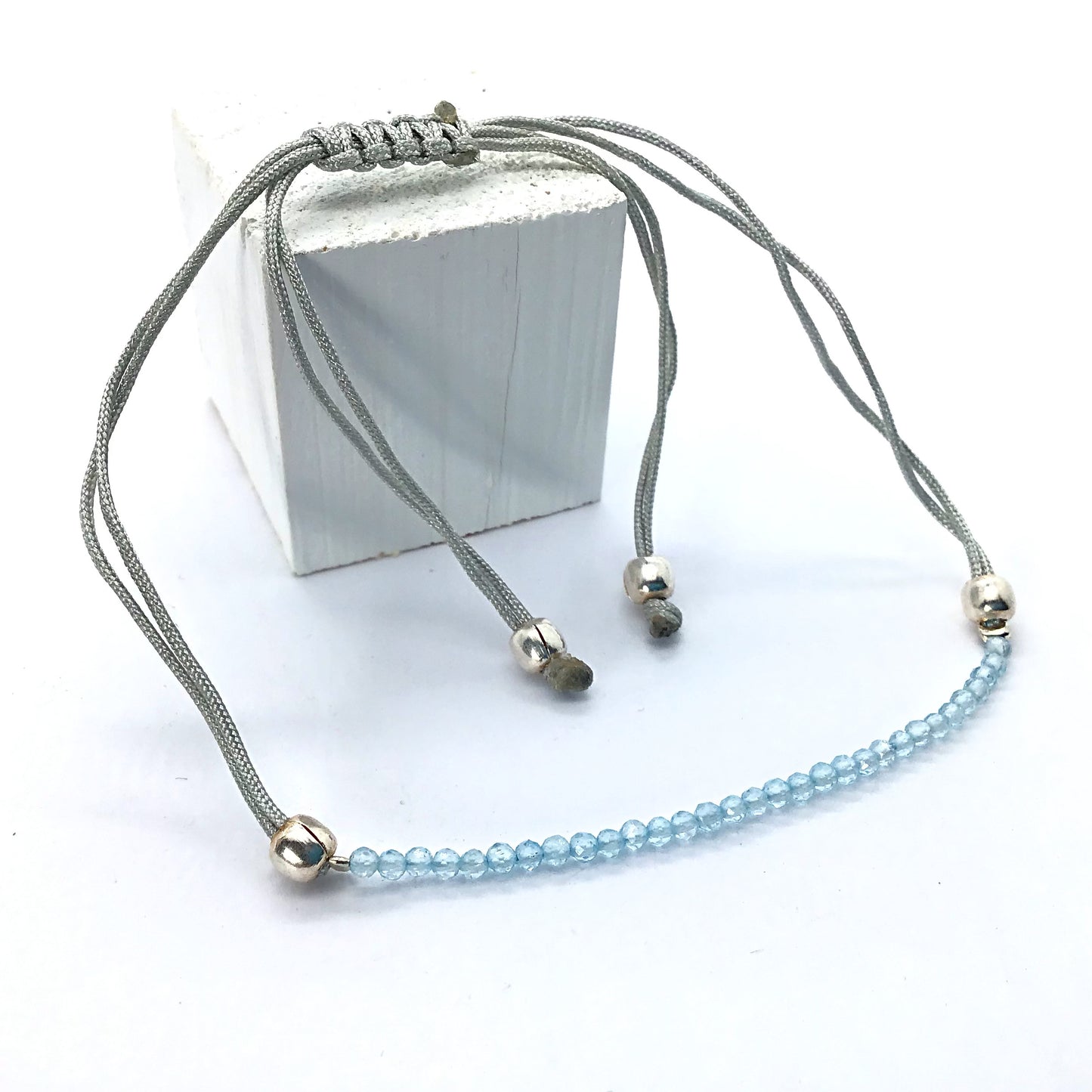 Pulsera topacio azul facetada bolas 2mm y macrame