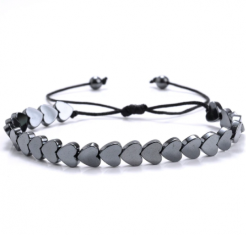 Pulsera hematite forma corazones con macramé