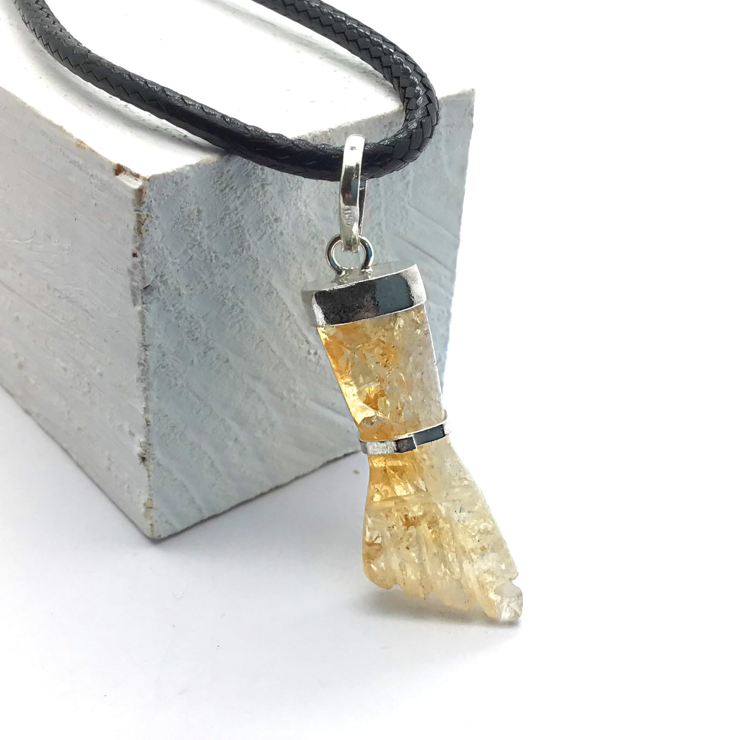 Despierta tu energía, tu alegría y tu brillo interior (Collar puño citrino plata de ley 2-3 cm)