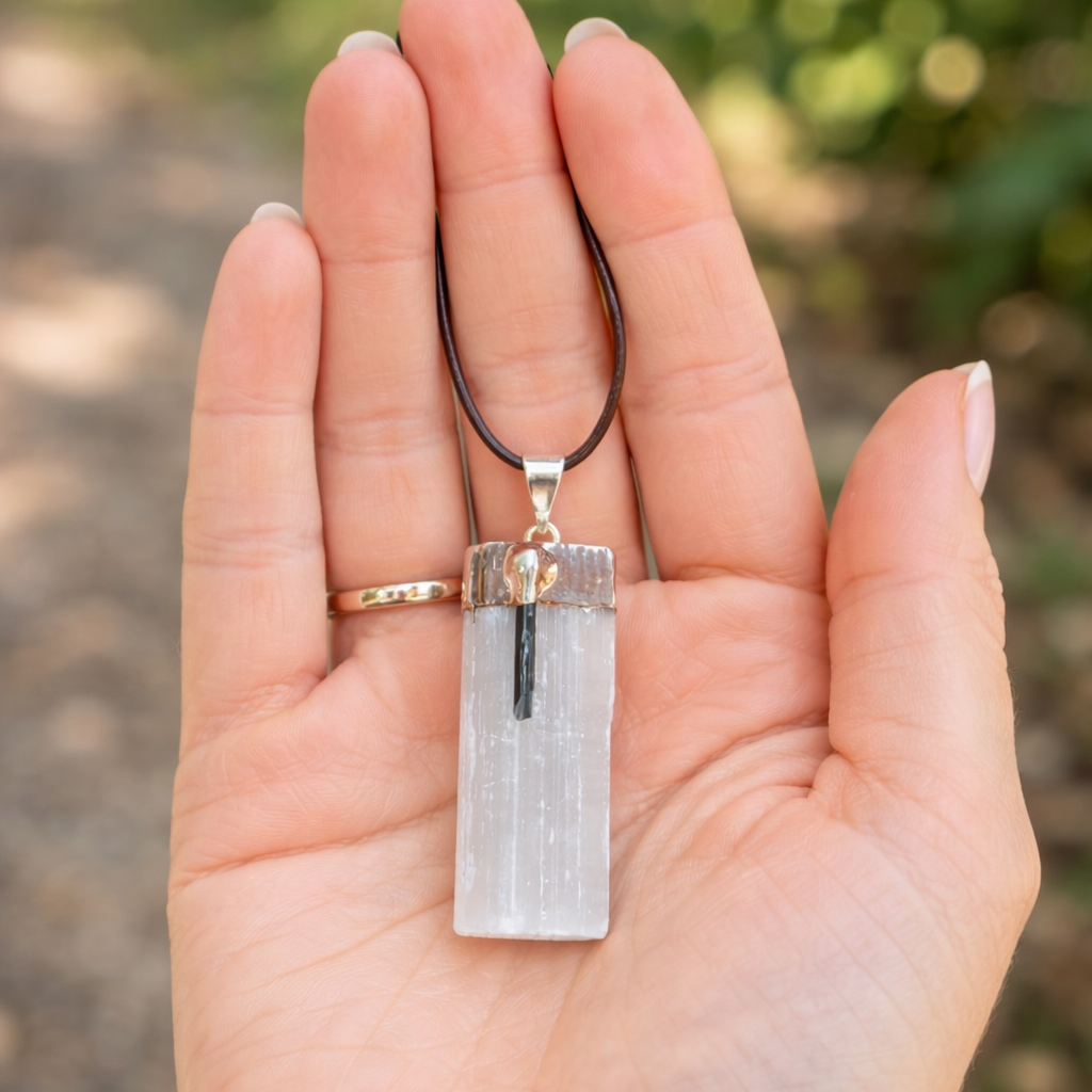 Calma tu mente, protege tu energía (collar selenita con turmalina negra 3-4 cm)