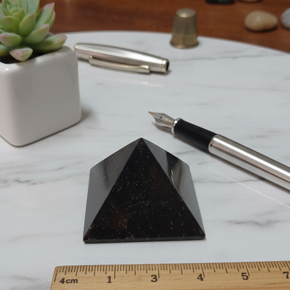 Pirámide Shungit pulida 4 cm