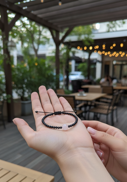 Pulsera cuarzo rosa con obsidiana negra bolas 4mm y macramé