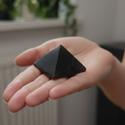 Armonía, seguridad y equilibrio (pirámide Shungit pulida 3 cm)