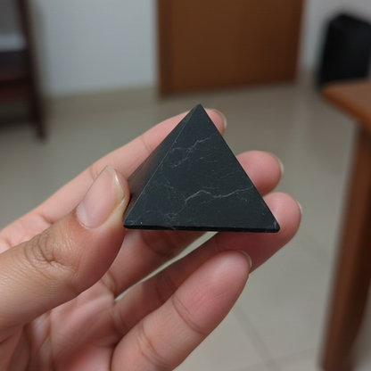 Pirámide Shungit natural 4 cm