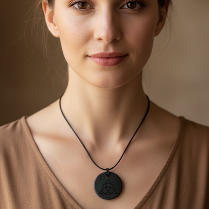 Collar shungit circulo simbolo triqueta 3 cm