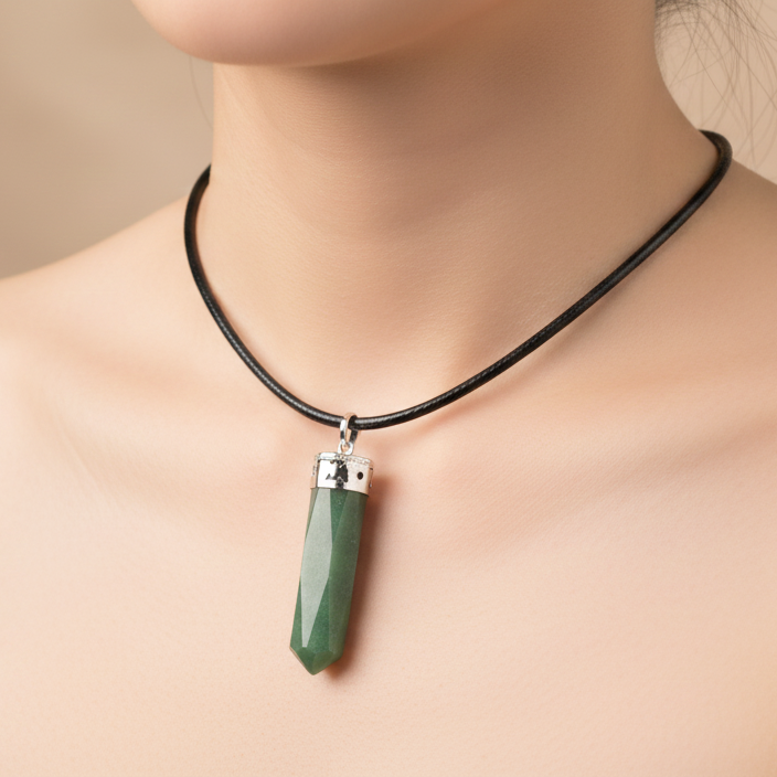 Collar jade verde punta lapidada 3-4 cm