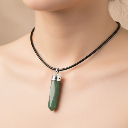 Collar jade verde punta lapidada 3-4 cm