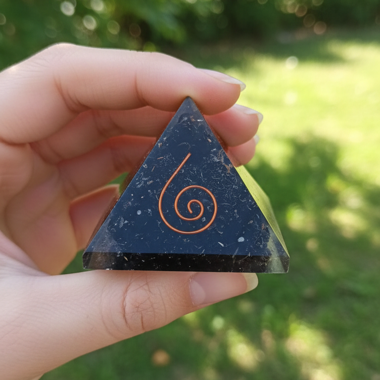 Pirámide turmalina negra orgonita 4 cm