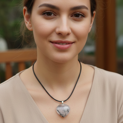 Collar corazón cuarzo con turmalina negra 3-4 cm