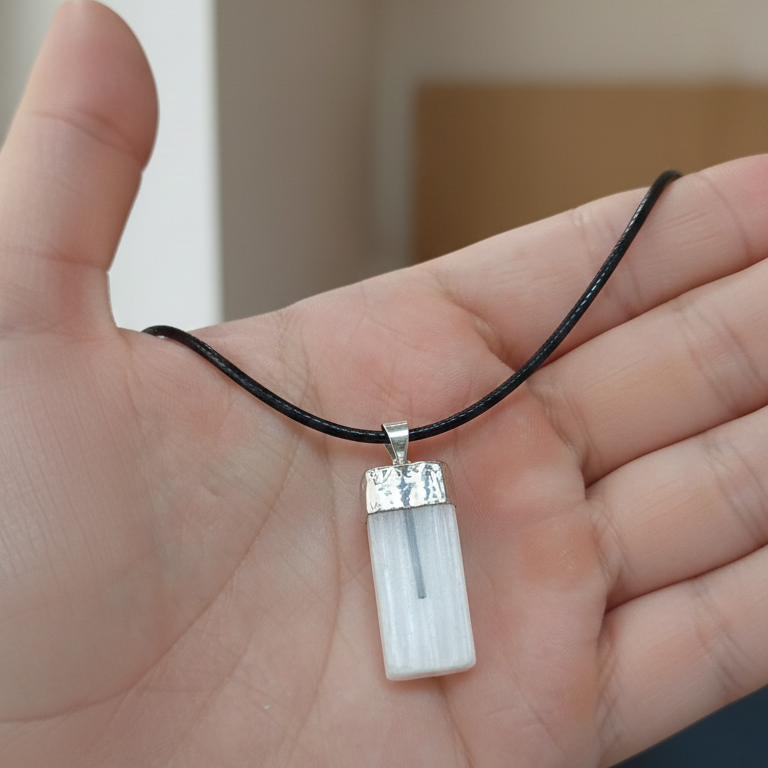 Collar selenita con turmalina negra 3-4 cm