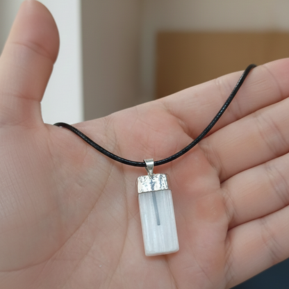 Collar selenita con turmalina negra 3-4 cm