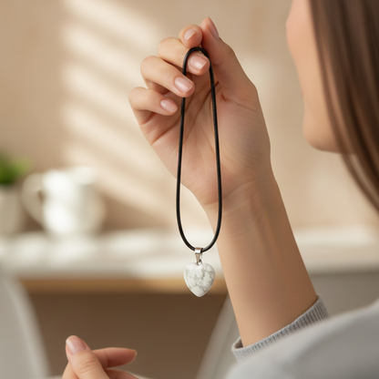 Collar howlita corazon 2 cm