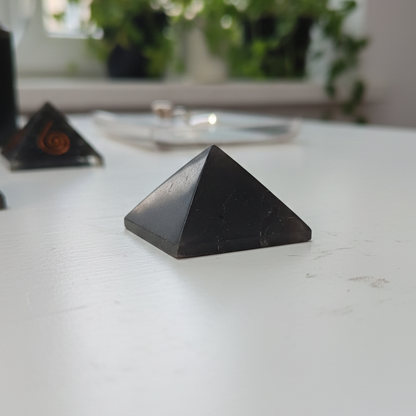 Armonía, seguridad y equilibrio (pirámide Shungit pulida 3 cm)