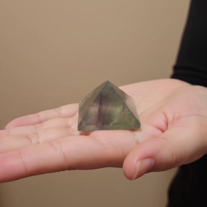 Pirámide fluorita 3cm