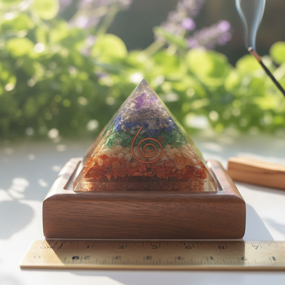 Pirámide 7 chakras orgonita 9 cm