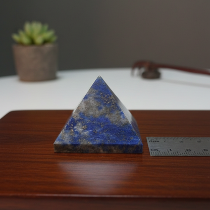 Energía que equilibra mente y alma (pirámide lapislázuli 3 cm)