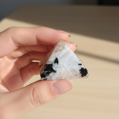 Conecta con tu luz interior (pirámide piedra luna 3-4 cm)