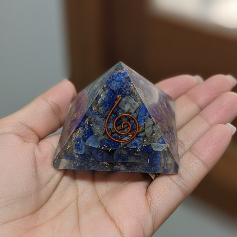 Poder interior en equilibrio (pirámide lapislázuli orgonita 4cm)