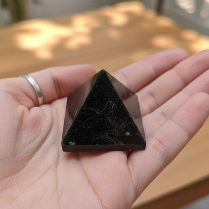 Pirámide turmalina negra pulida 4cm