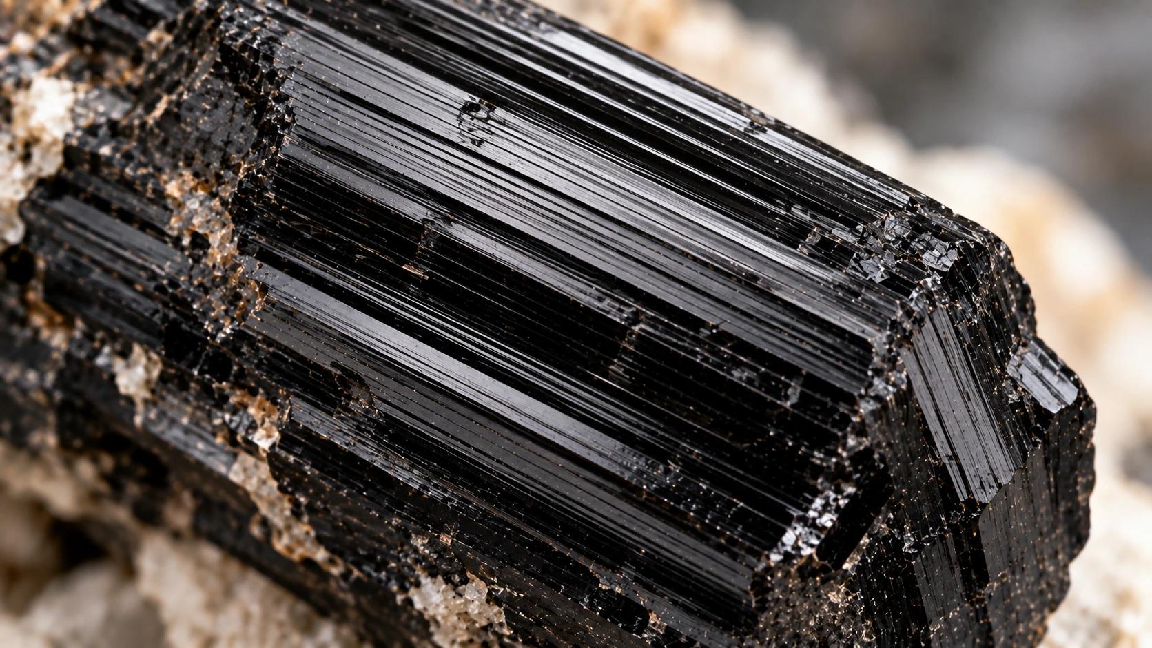 Estrías longitudinales de un cristal de turmalina negra