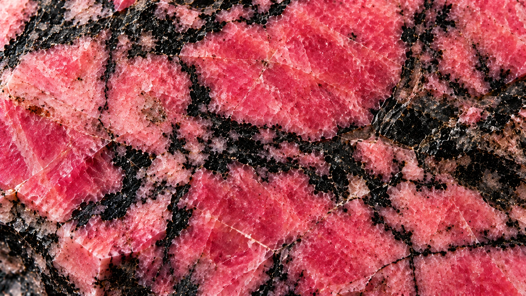 Detalle de vetas negras naturales en rodonita rosa