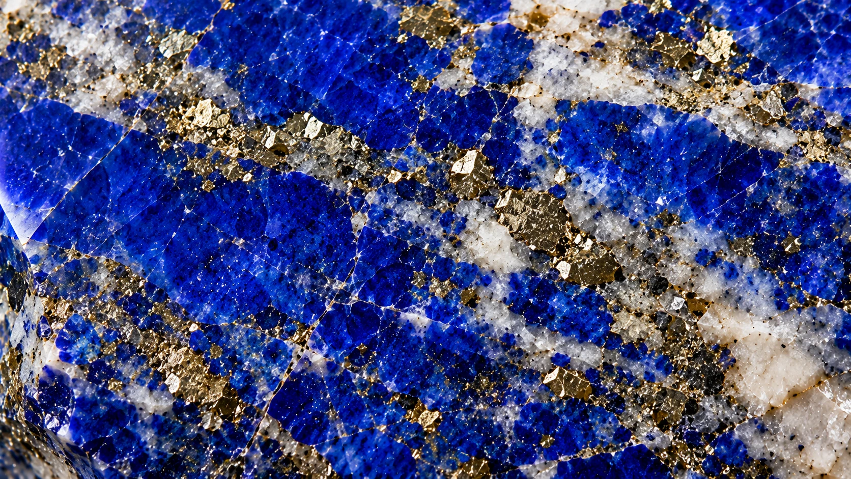 Detalle de pirita natural dentro del lapislázuli